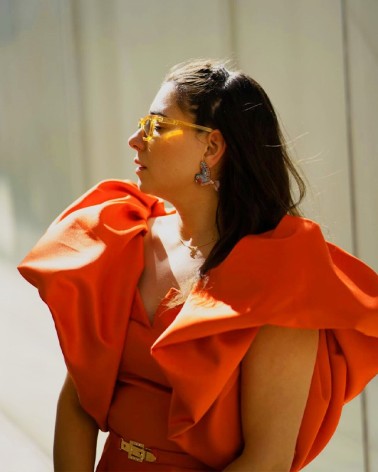 Vestido naranja largo con cola y con las mangas abullonadas