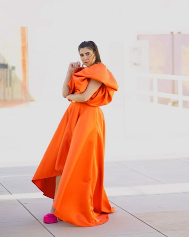 Vestido naranja largo con cola y con las mangas abullonadas