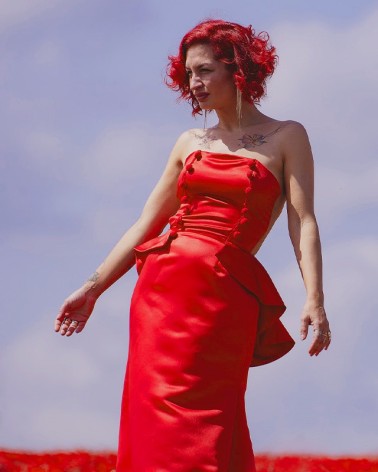 Vestido rojo palabra de honor en satén con peplum