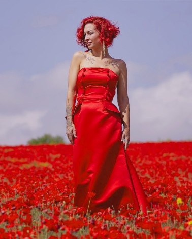 Vestido rojo palabra de honor en satén con peplum