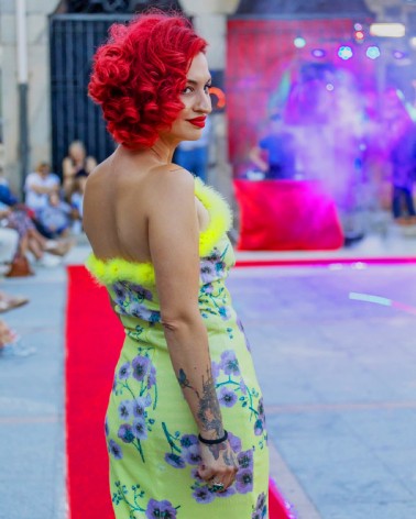 Vestido amarillo de lentejuelas con plumas en el escote