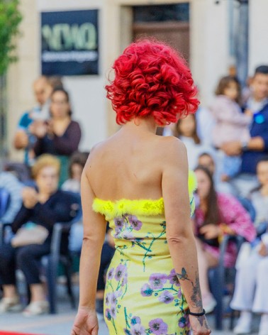 Vestido amarillo de lentejuelas con plumas en el escote