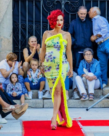 Vestido amarillo de lentejuelas con plumas en el escote