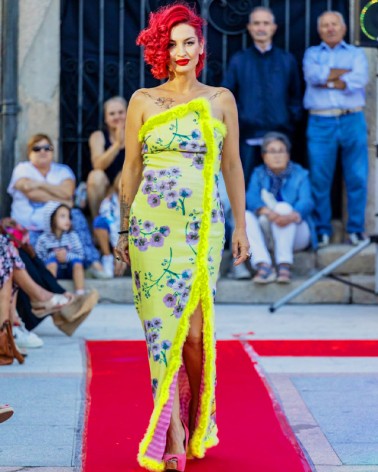 Vestido amarillo de lentejuelas con plumas en el escote