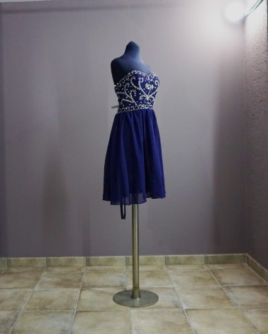 Vestido corto palabra de honor en gasa azul noche con corsé y pedrería bordada