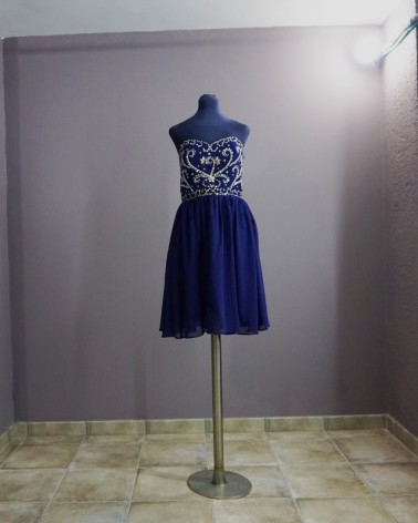 Vestido corto palabra de honor en gasa azul noche con corsé y pedrería bordada