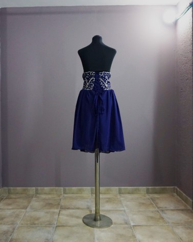 Vestido corto palabra de honor en gasa azul noche con corsé y pedrería bordada