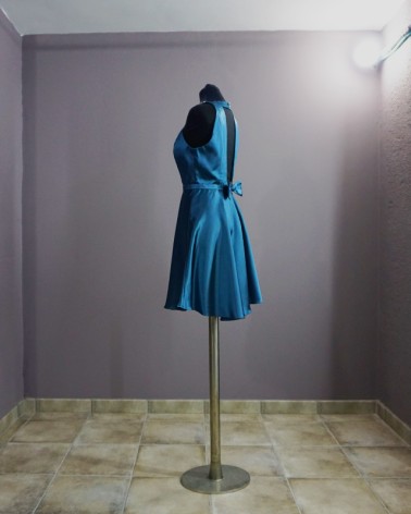 Vestido azul satinado con piedras en el escote