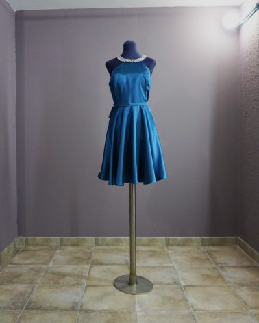 Vestido azul satinado con piedras en el escote