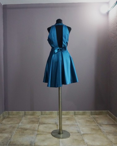 Vestido azul satinado con piedras en el escote