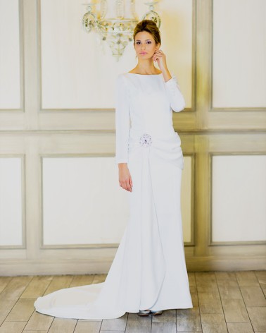 Vestido de novia con detalles en la cintura y manga larga