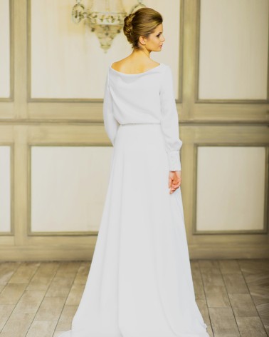 Vestido de novia con detalles en la cintura y manga larga