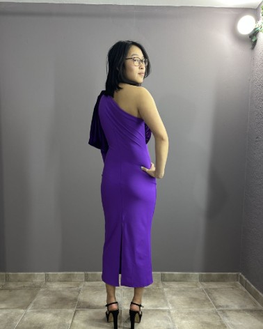 Vestido Morado Largo Con Lazo En El Hombro Y Escote Asimétrico