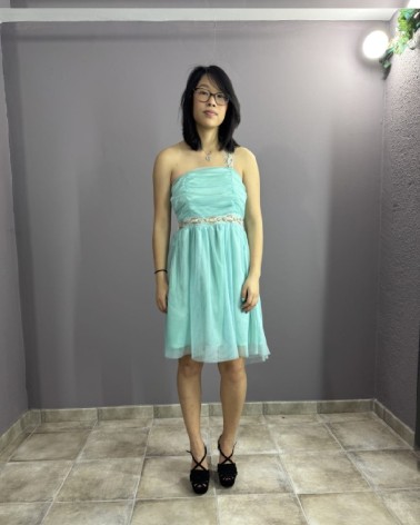 Vestido corto azul verdoso con escote asimétrico y falda de tul