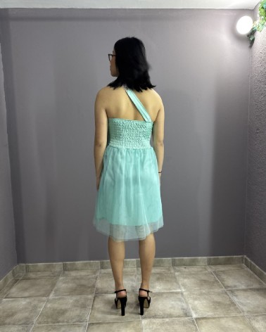 Vestido corto azul verdoso con escote asimétrico y falda de tul