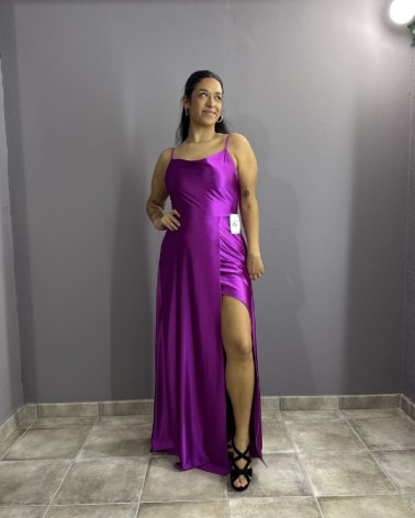 Vestido largo fucsia satinado con escote recto y abertura lateral