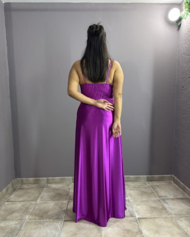 Vestido largo fucsia satinado con escote recto y abertura lateral