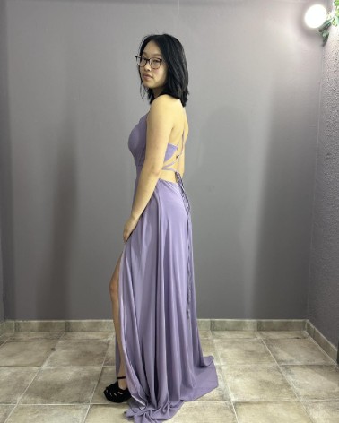 Vestido Lavanda Con Escote V, espalda descubierta y Abertura En La Pierna
