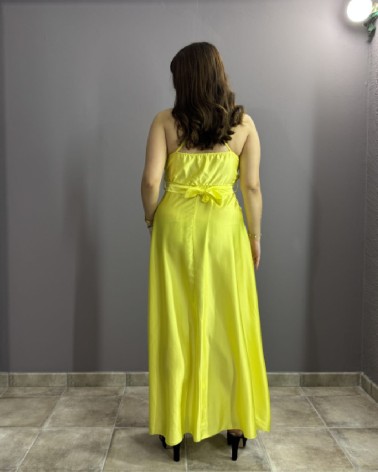 Vestido largo de raso de tirantes cruzados amarillo