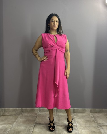 Vestido midi fucsia con detalle anudado frontal