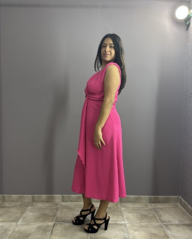 Vestido midi fucsia con detalle anudado frontal