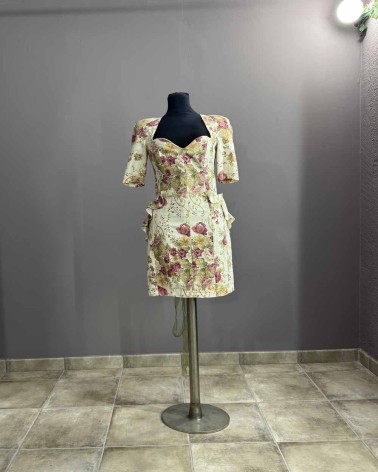 Vestido corto escote corazón y estampado floral