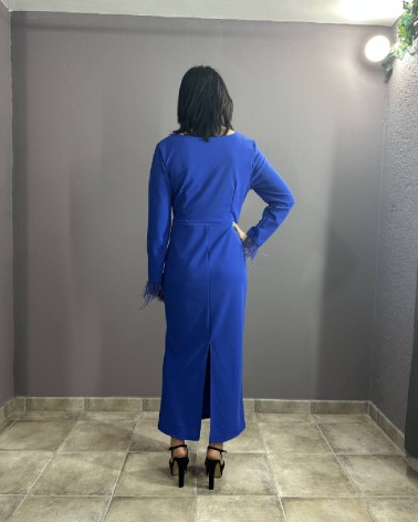 Vestido Largo Azul con Mangas Acabado Plumas