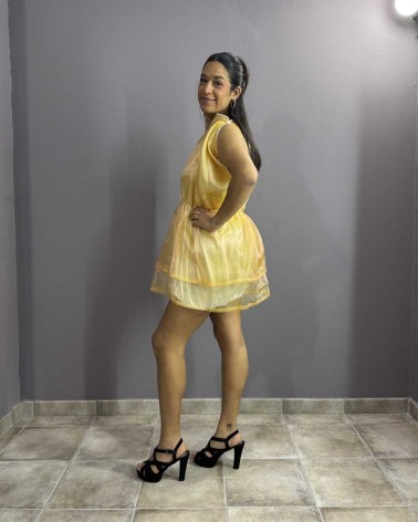Vestido mini en organza amarilla con volumen