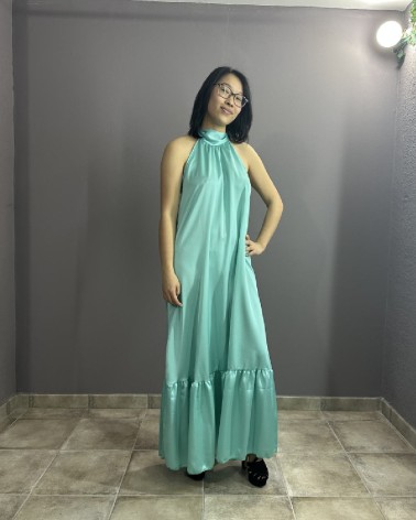 Vestido largo halter turquesa satinado con volante en el bajo