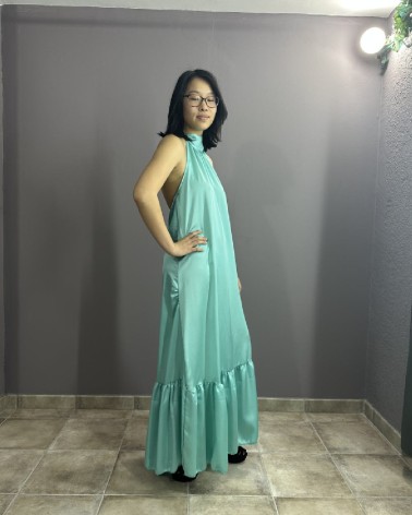 Vestido largo halter turquesa satinado con volante en el bajo