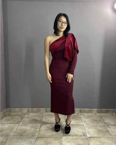 Vestido midi granate con escote asimétrico y drapeado en terciopelo