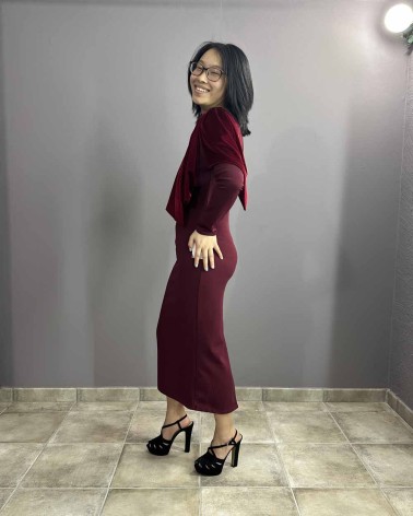 Vestido midi granate con escote asimétrico y drapeado en terciopelo