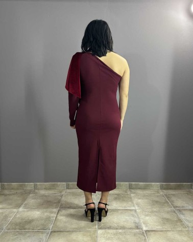 Vestido midi granate con escote asimétrico y drapeado en terciopelo