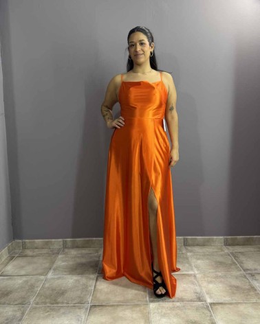 Vestido largo naranja satinado con escote recto y abertura frontal