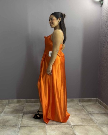 Vestido largo naranja satinado con escote recto y abertura frontal