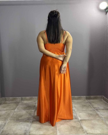 Vestido largo naranja satinado con escote recto y abertura frontal