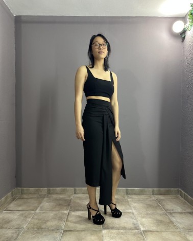 Conjunto negro con top de tirantes y falda midi cruzada