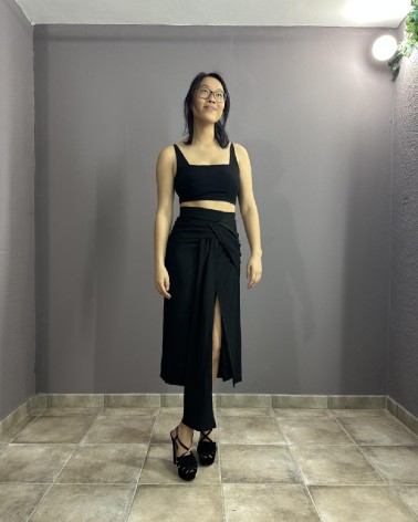 Conjunto negro con top de tirantes y falda midi cruzada