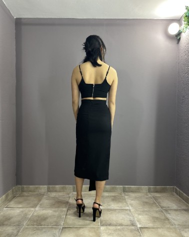 Conjunto negro con top de tirantes y falda midi cruzada
