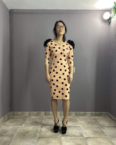 Vestido midi de color beige con lunares negros