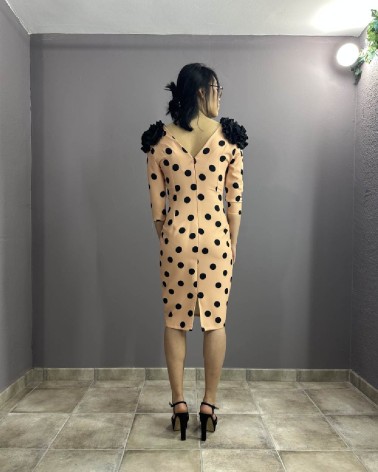 Vestido midi de color beige con lunares negros