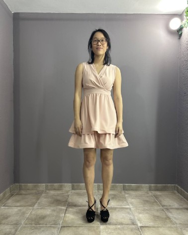 Vestido con sobrefalda de estilo romántico