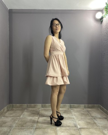Vestido con sobrefalda de estilo romántico
