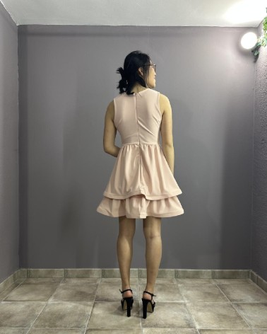 Vestido con sobrefalda de estilo romántico