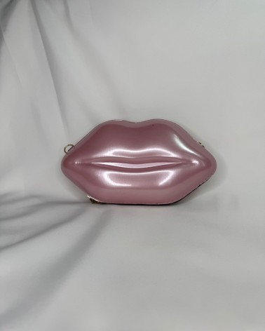 Clutch en forma de labios rosa palo con acabado brillante