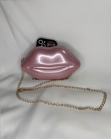 Clutch en forma de labios rosa palo con acabado brillante