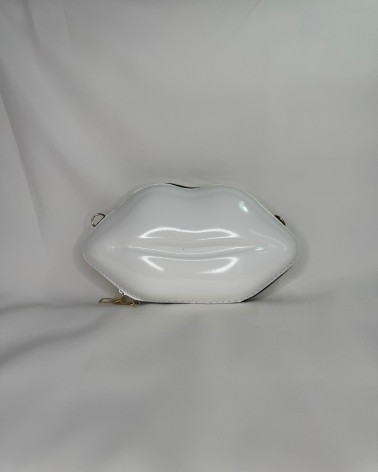 Clutch blanco en forma de labios con cadena dorada