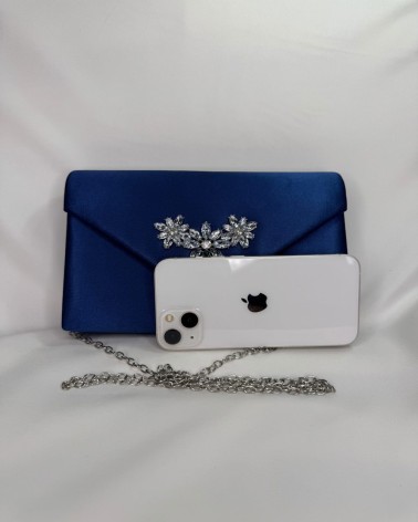 Clutch de raso azul noche con broche joya