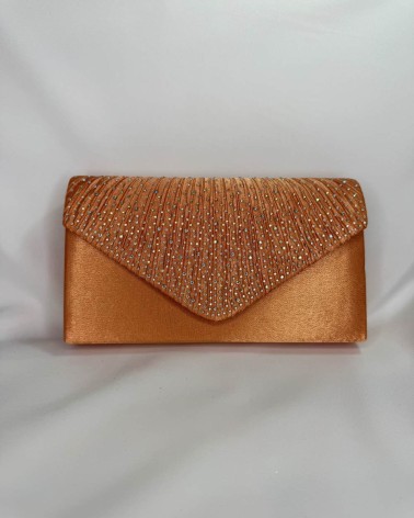 Clutch satinado naranja con solapa de pedrería