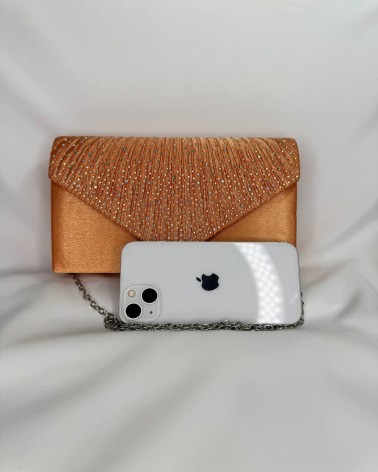 Clutch satinado naranja con solapa de pedrería